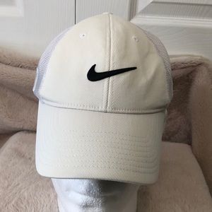 NikeGolf Men’s FlexFit Hat, White with Nike logo in black, charcoal underneath